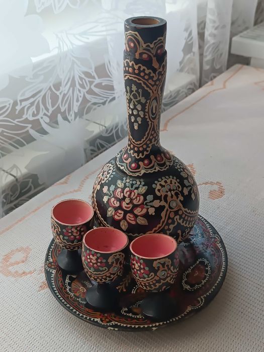 Дерев'яний графін з чарками, ручний розпис