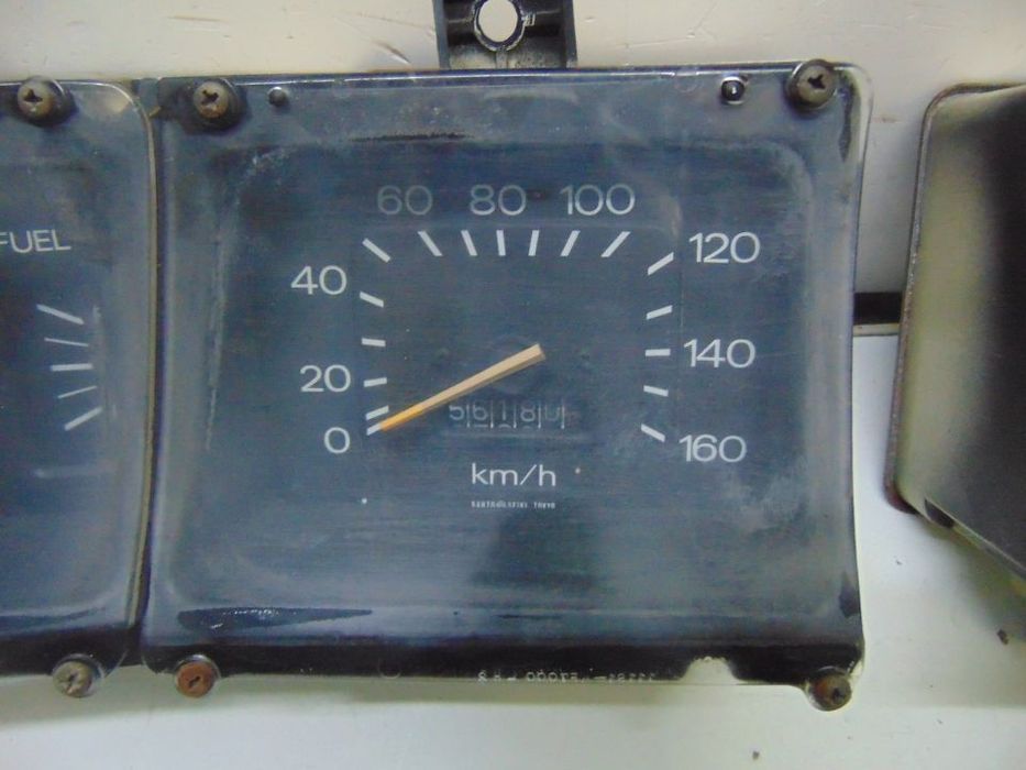 Datsun 120y conta km´s e relógio