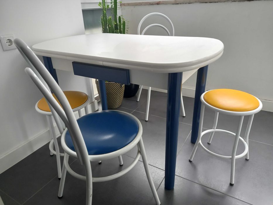 Mesa de cozinha extensível com duas cadeiras e dois bancos