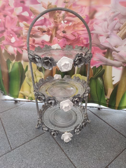 Piękna nowa etażerka na ciasto ,owoce itp.