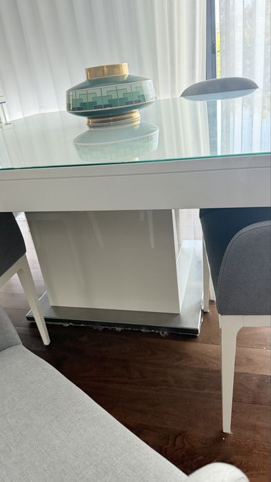 Mesa de jantar com opcao de cadeiras
