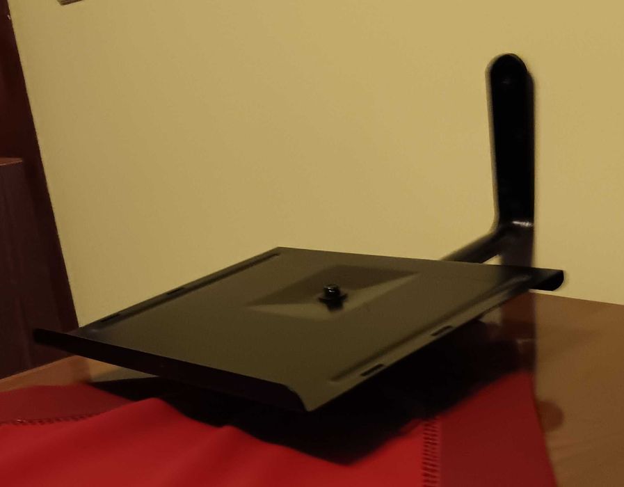 Suporte de parede giratório para televisão pequena.