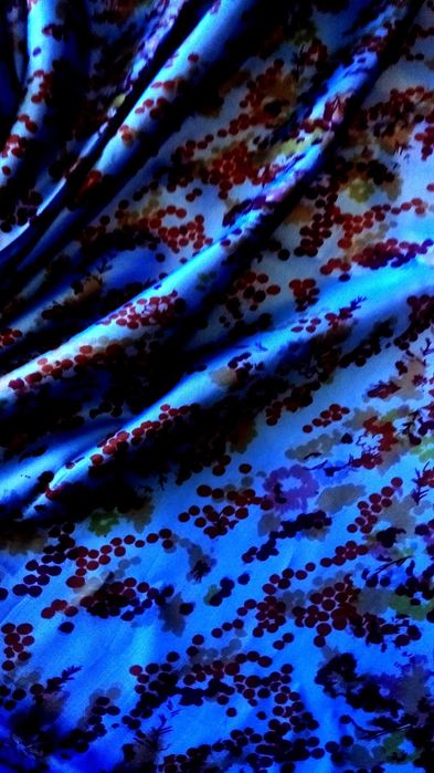 Відрізи тканин, легких, костімних та шторних.Текст!