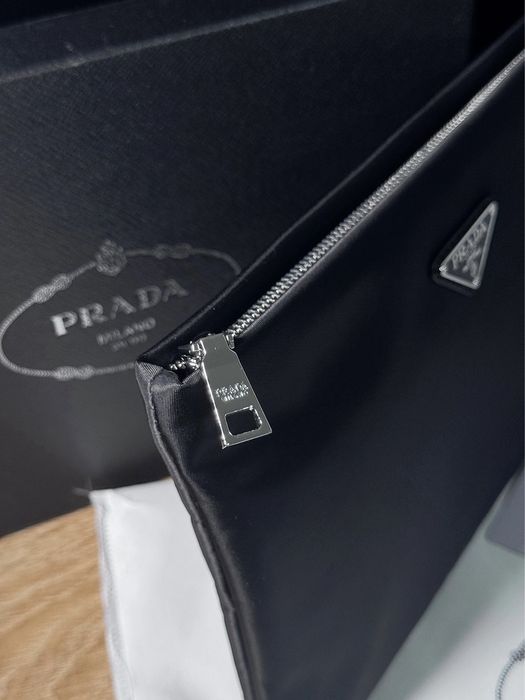 Гаманець чоловічий чорний з нейлону на блискавці Prada