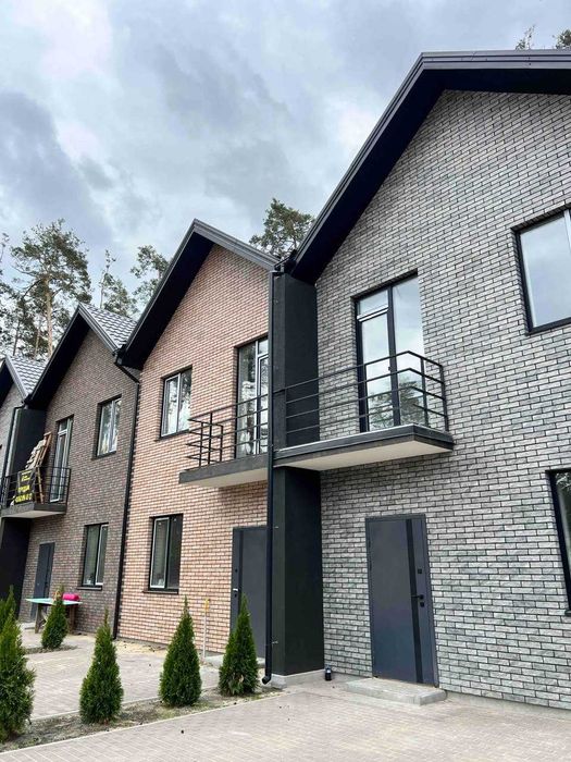 Лісова Буча, двоповерховий таунхаус в оточенні сосен, з документами