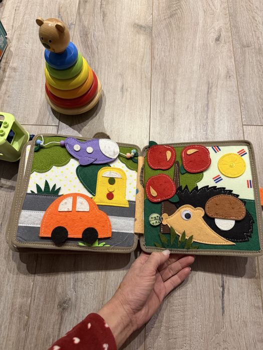 Розвиваюча книжка з фетру бізібук тактильна