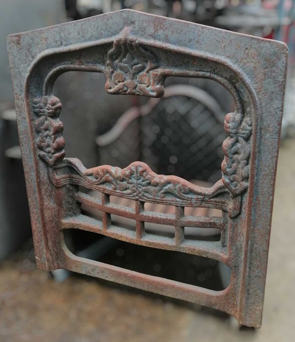 Камін старовинний - чавунний.