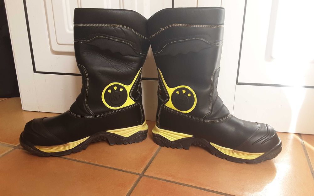 Botas Harvik+Capacete Amarelo Ler Anúncio 70€ portes incluídos