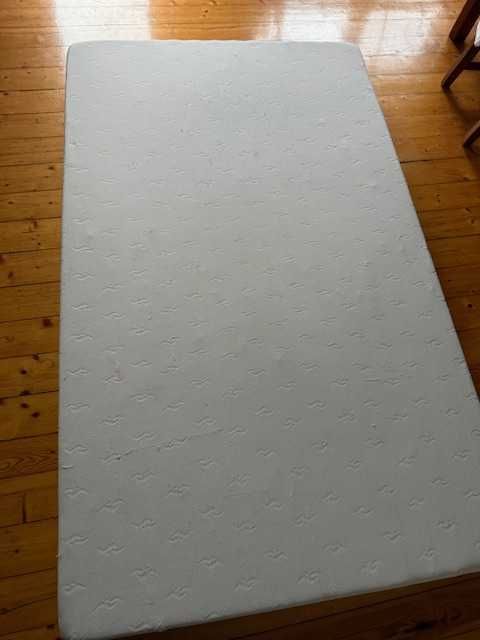 Materac o wymiarach 120x200x18 cm, używany. Silikon pianka.