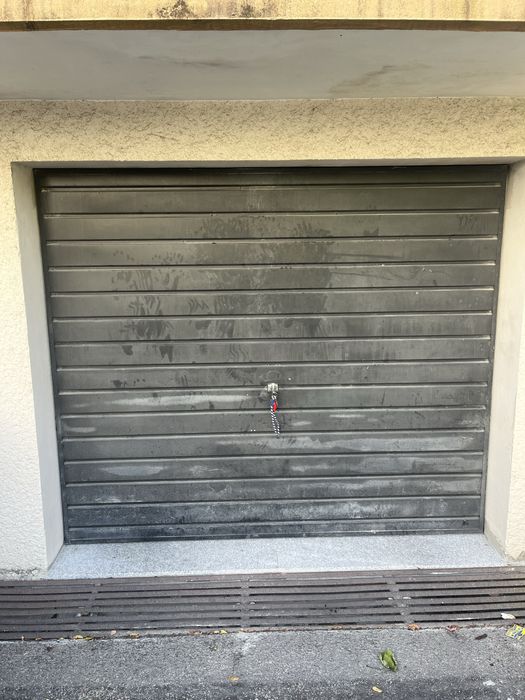 Portao de garagem  preto