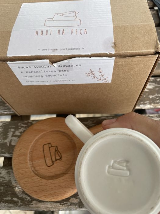 Chavena individual em ceramica branca com pires em madeira