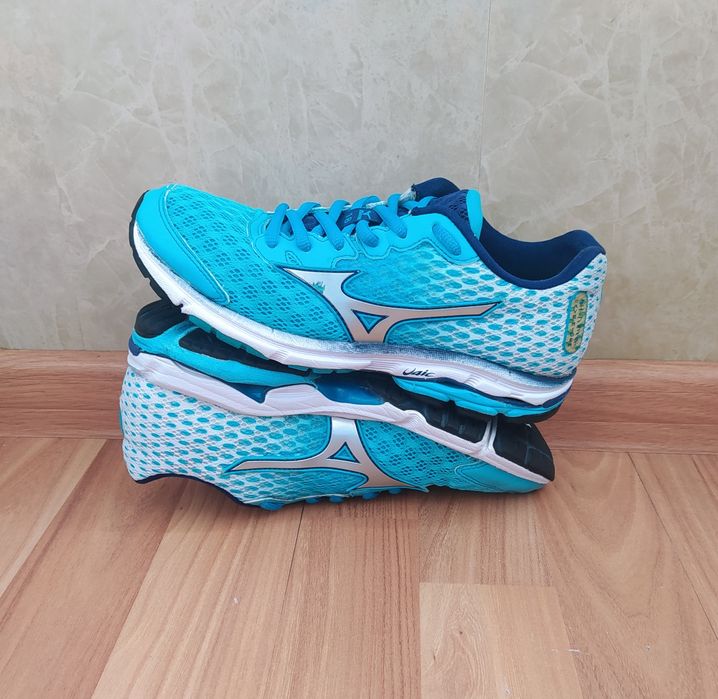 Mizuno - ігрові жін кросівки,36,5р люкс