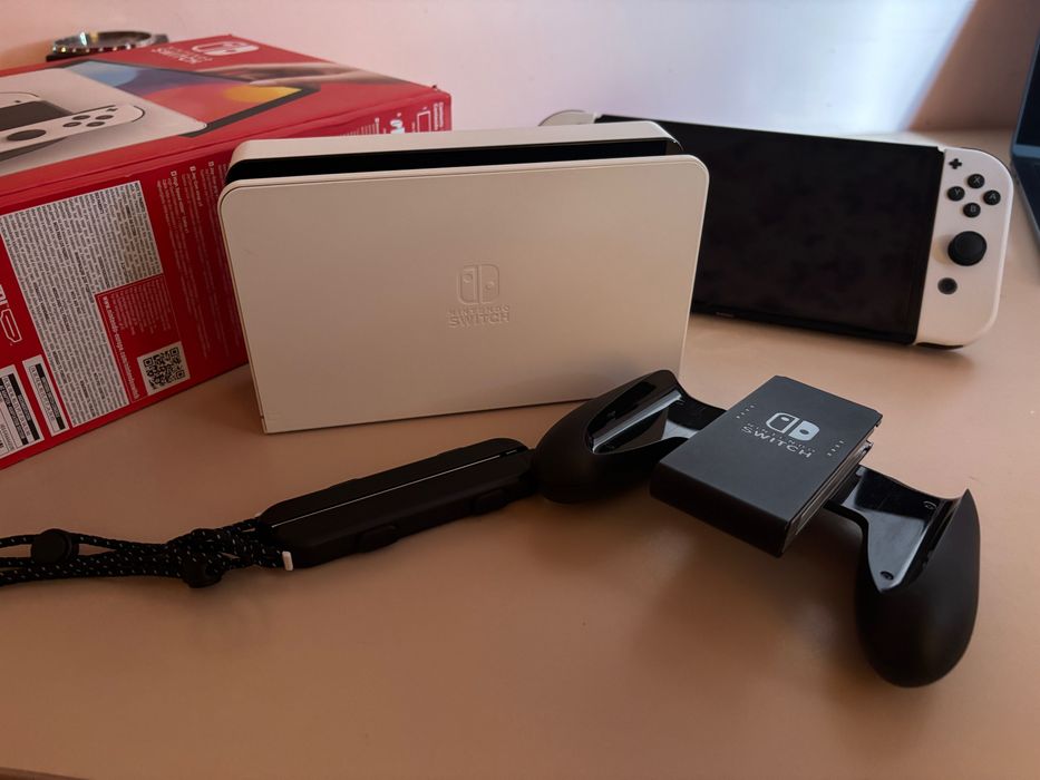 Nintemdo Switch OLDED + Animal Crossing New horizons