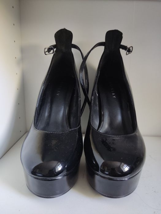 Czarne buty na wysokim obcasie