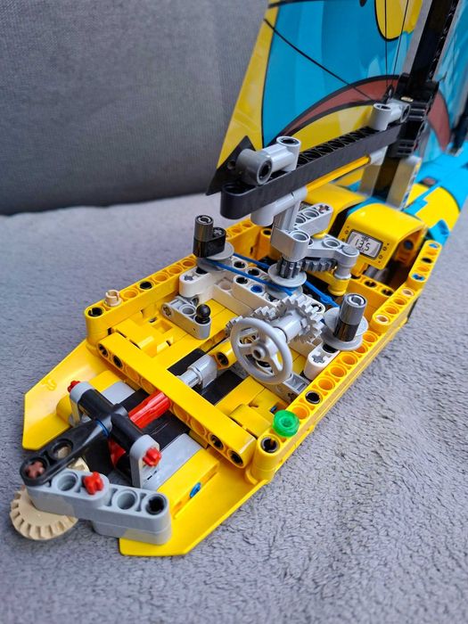 LEGO 42074 Technic - Jacht wyścigowy żaglówka