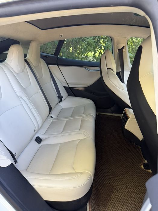 Оренда автомобіля Tesla погодинно з водієм.