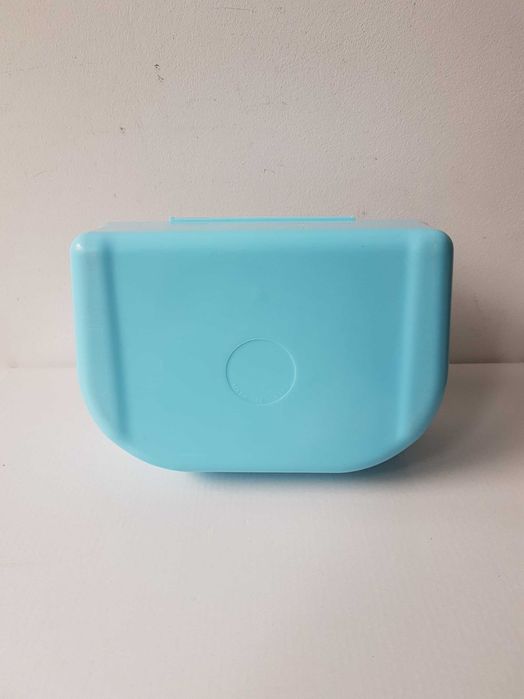 Niebieska plastikowa śniadaniówka lunchbox z zielonym dinozaurem