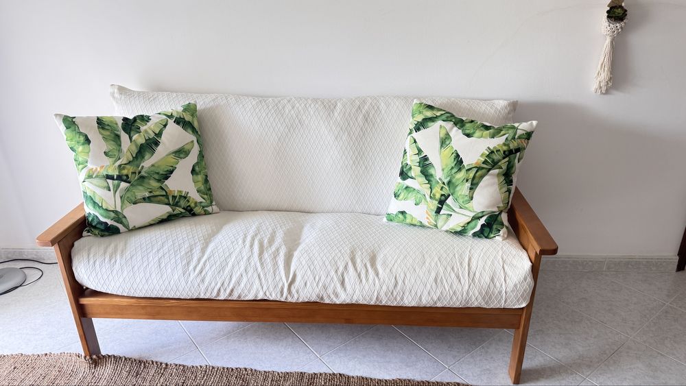 Sofá com estrutura em pinho e almofadão em pano cru