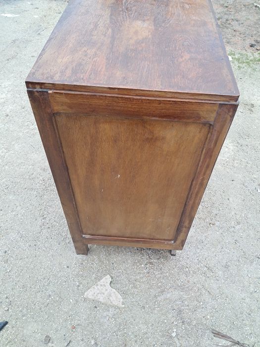 Comoda antiga em madeira com quatro gavetas