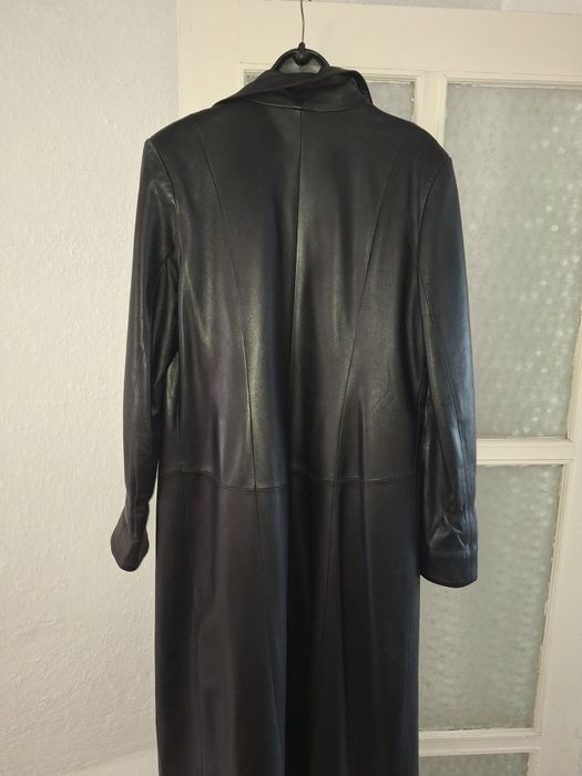 Жіноче шкіряне пальто