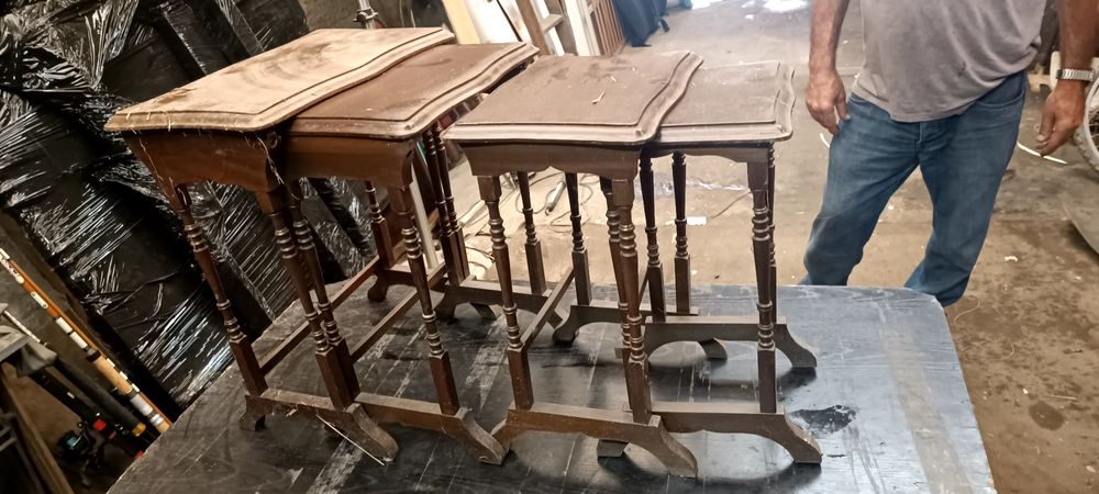 Conjunto de mesas antigas
