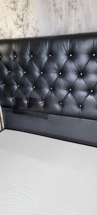 cama estofada 2,00x1,40 com sinais de uso