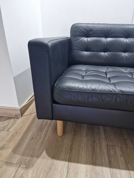 Sofá IKEA LANDSKRONA 2 Lugares (Pele Preta / Pés em Madeira) – Excelente Estado