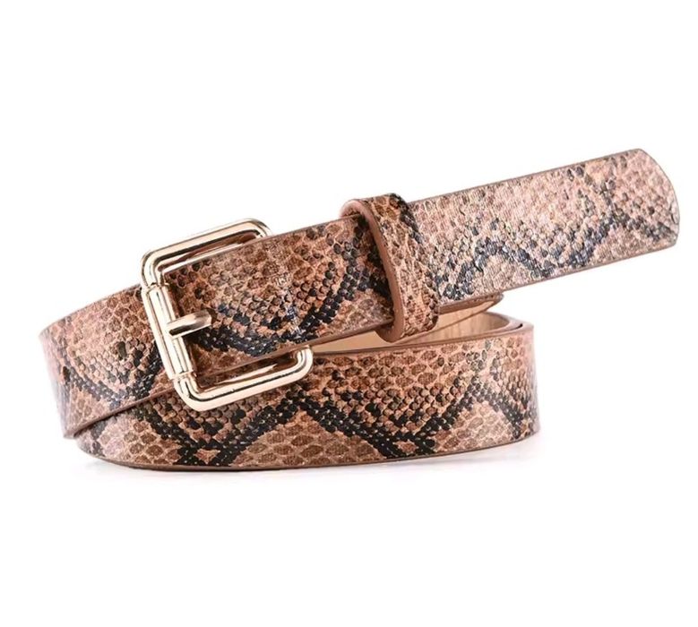 Pasek ze wzorem skóry węża i złotą klamrą