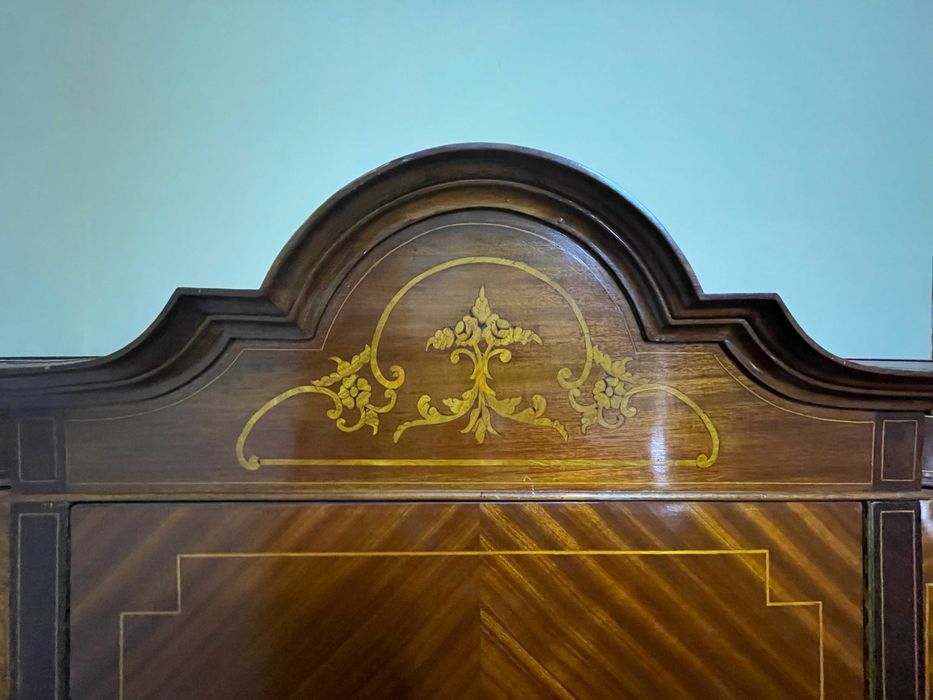 Guarda Fato madeira maciça estilo D. Maria 3 portas, espelho e gavetas