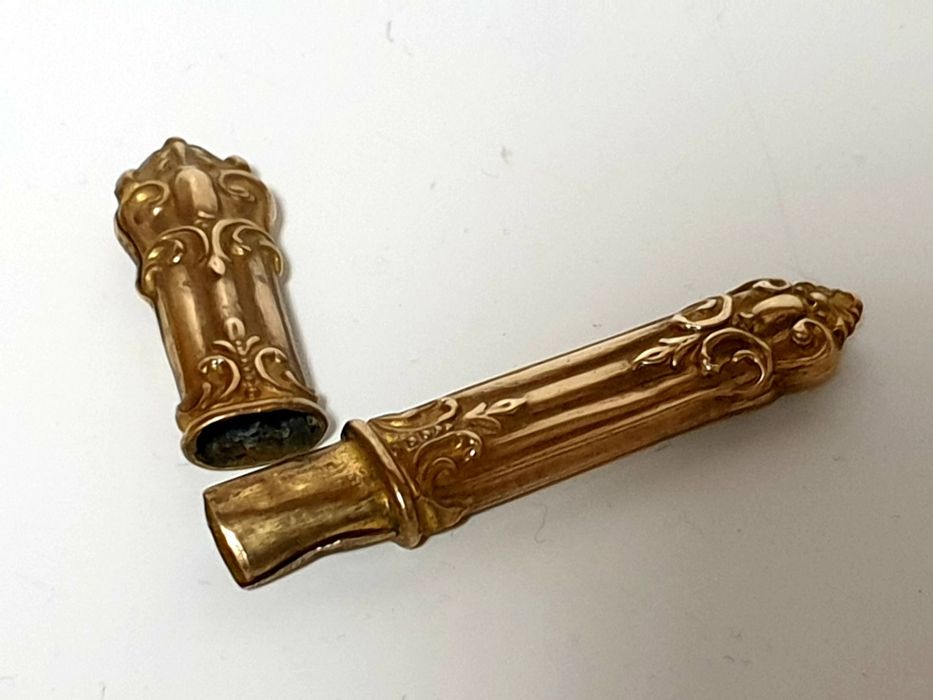 Raro antigo agulheiro do Sec. XIX com banho em ouro