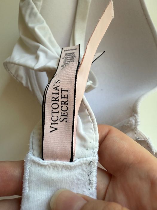 Biały biustonosz Victoria’s Secret