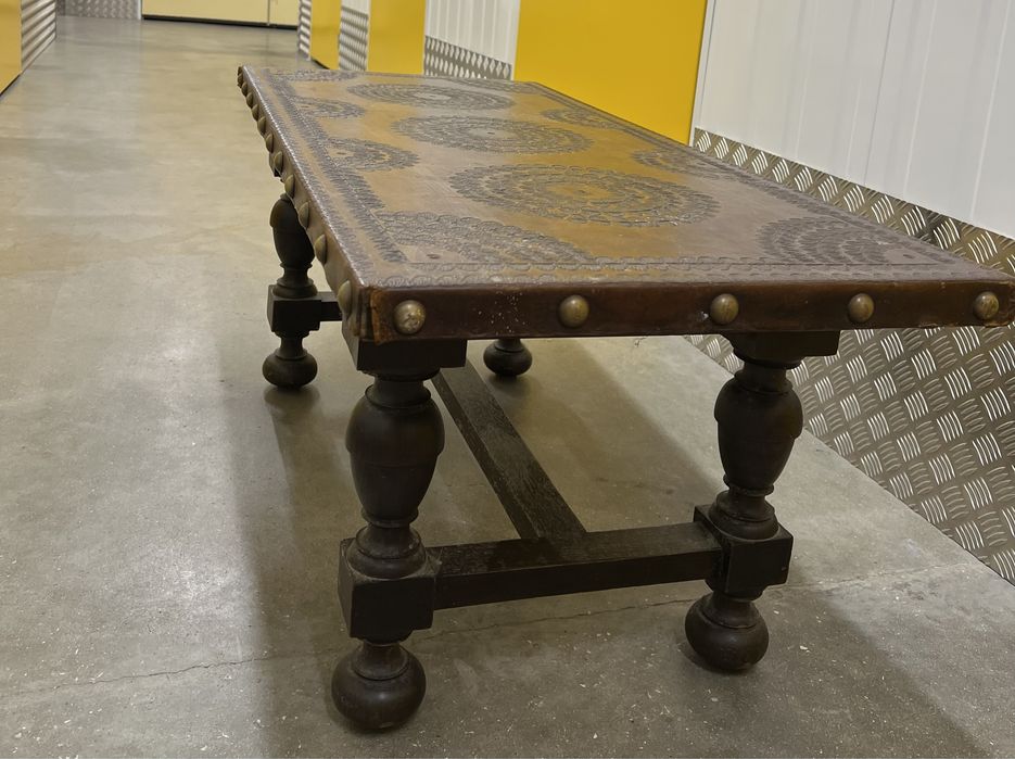Mesa de centro com relevo
