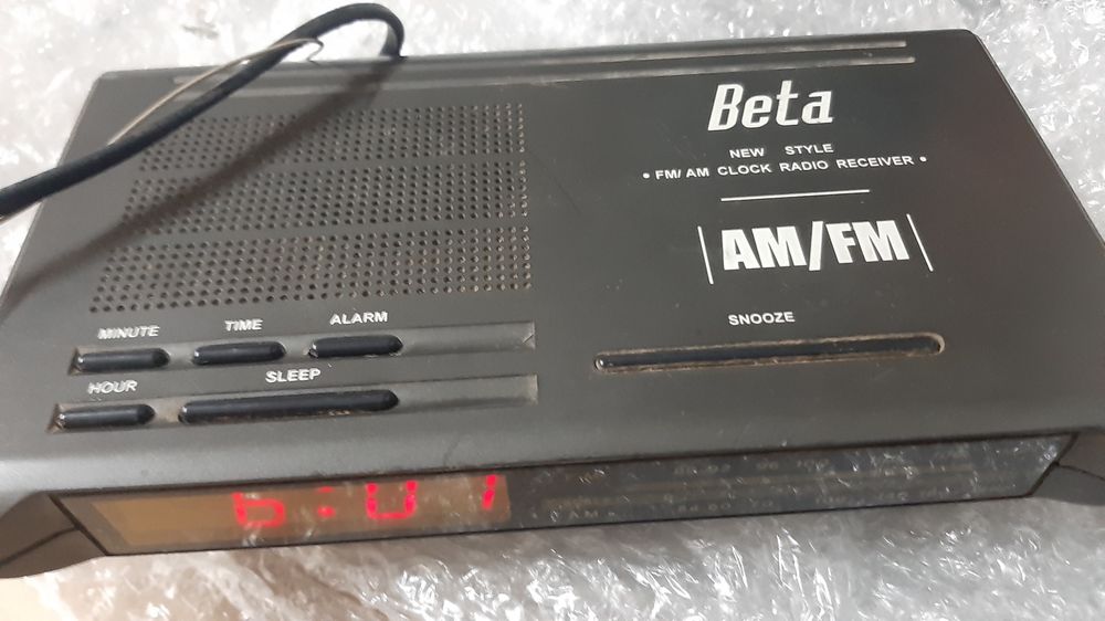 Relógio despertador e rádio