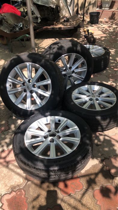 Оригинальные диски с резиной 215.60.17 toyota camry 50