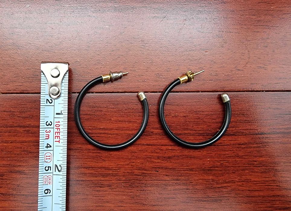 Argolas pretas de material leve