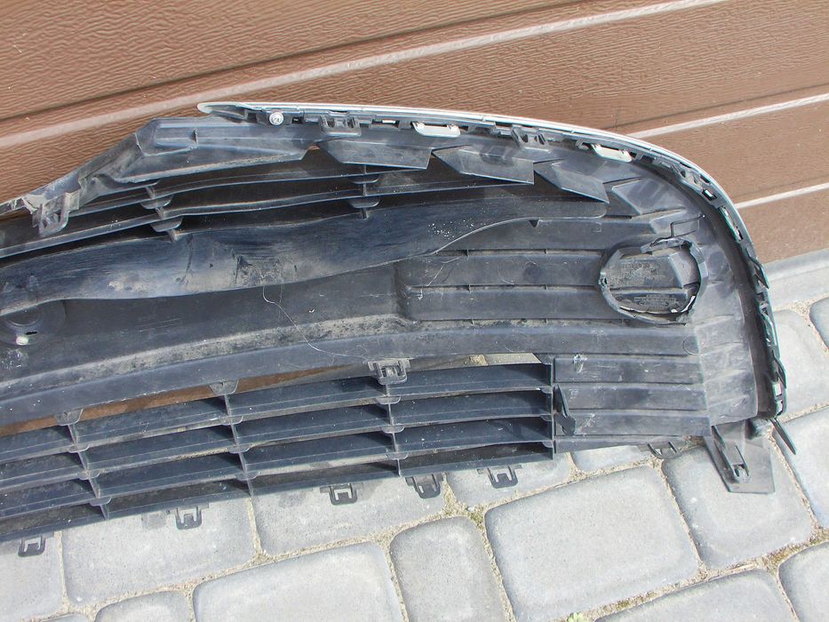 Toyota yaris III 14-17  atrapa grill kratka zderzaka przód