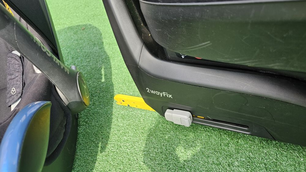 Sprzedam 2 foteliki z bazą Maxi Cosi