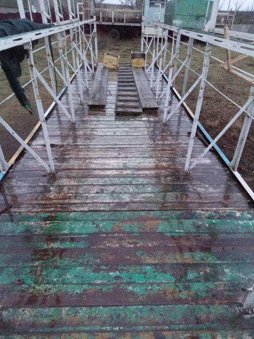 Бджоловіз бджолопавільон.