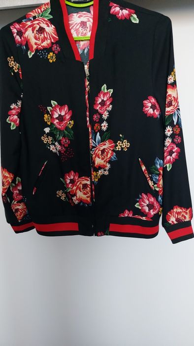 Жіноча куртка-бомбер