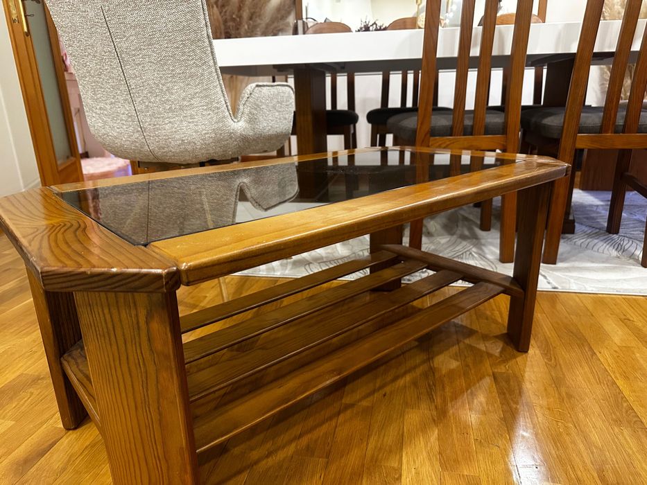 Mesa de centro de sala em cerne