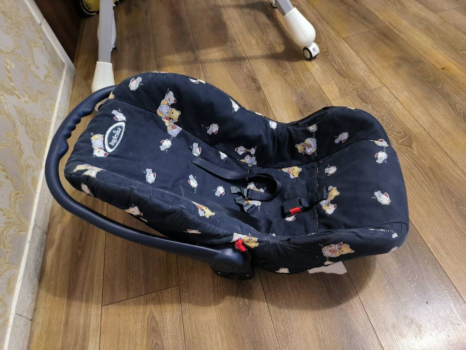 Ванночка та автокрісло від 0 до 6 міс