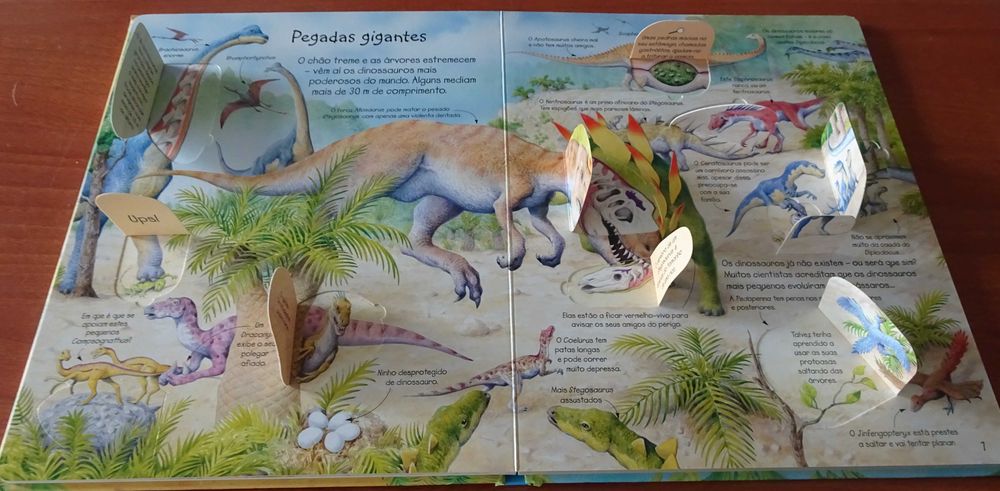 Espreita O Mundo dos Dinossauros (Com Mais de 50 Abas Para Levantar)