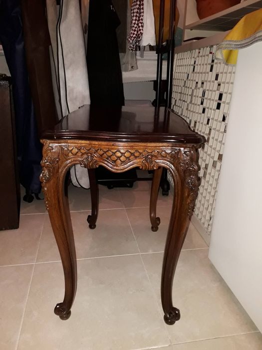 Mesa de centro/apoio em pau santo, maciço