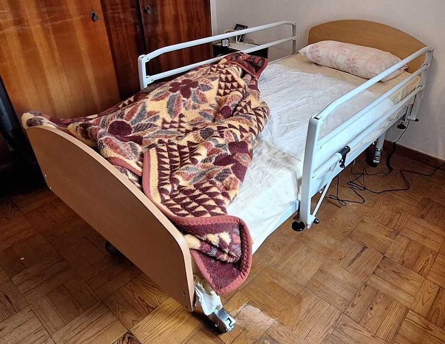 Cama Articulada Elétrica + Grades Laterais + Colchão Viscoelástico