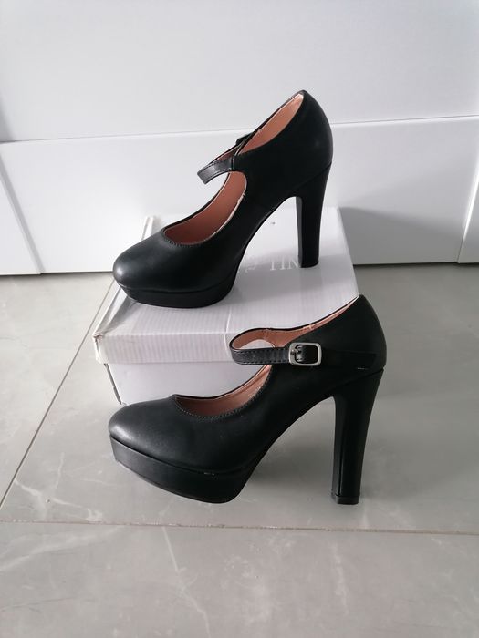 Czarne czółenka na słupku z paskiem rozmiar 37