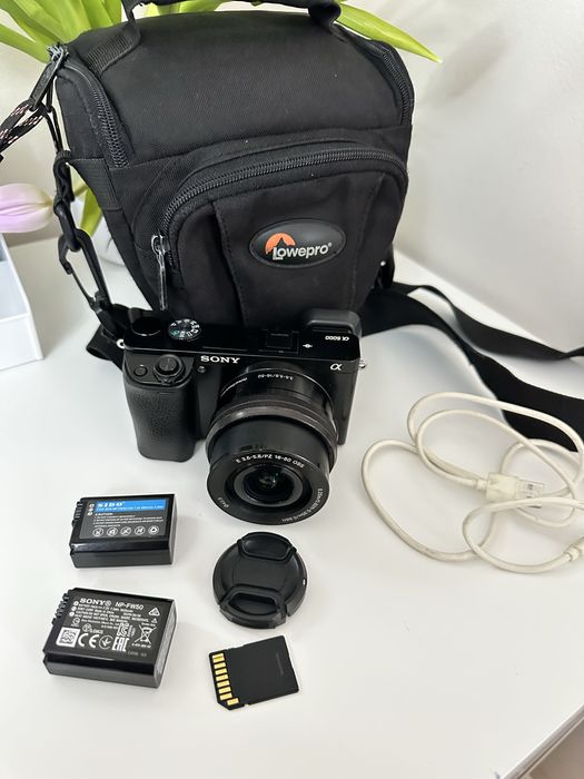 Sony a6000 com lente 16-50mm e bolsa