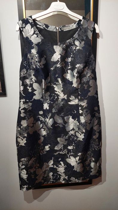Czarna sukienka z srebrnymi kwiatami. Yessica C&A, rozm. L/40/12