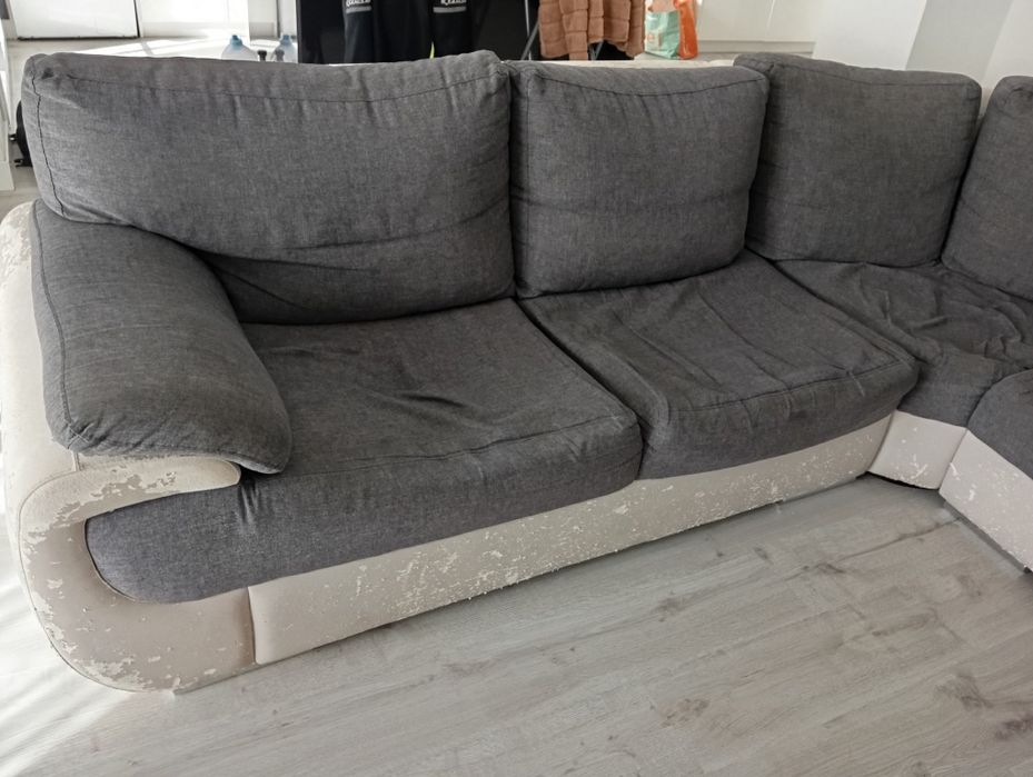 Sofá de canto cinzento e branco