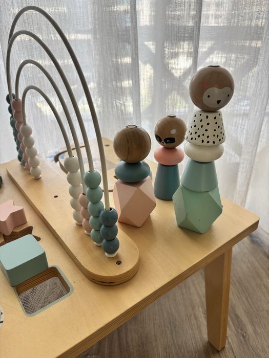 Mesa de atividades infantil em madeira + brinquedos Montessori