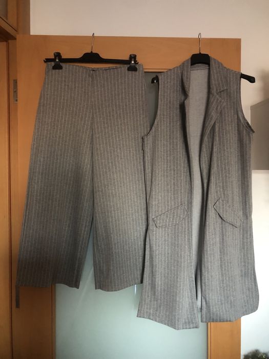 Conjunto corsario e colete cinza as riscas brancas